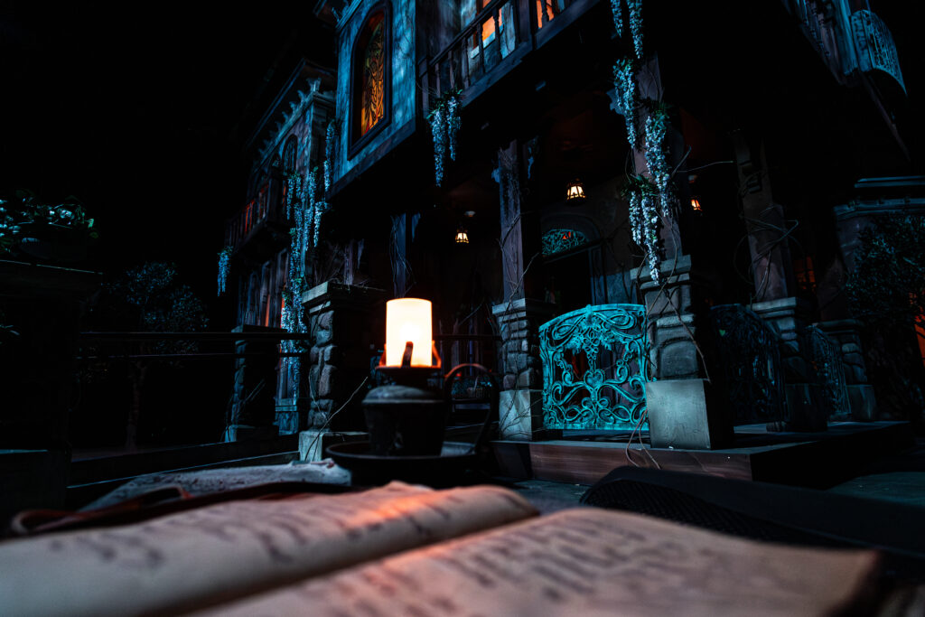 Halloween Horror Nights 2025: Como foi viver a noite mais assustadora e divertida da Universal 14 A Universal homenageia a America Latina com a casa El Artista A Spanish Haunting Halloween Horror Nights 2025: Como foi viver a noite mais assustadora e divertida da Universal