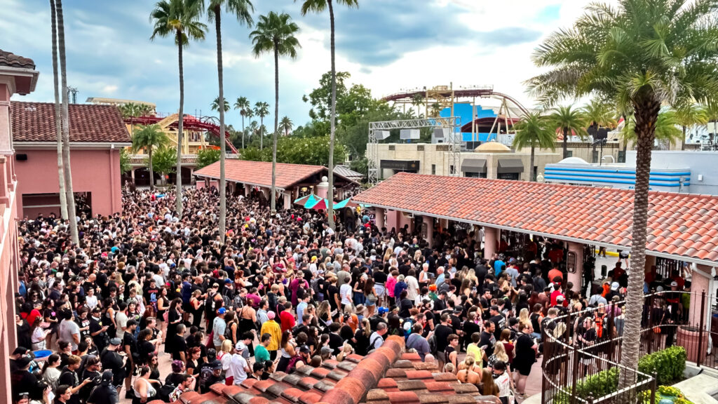Halloween Horror Nights 2025: Como foi viver a noite mais assustadora e divertida da Universal 2 Nos portoes do Universal Studios Florida o publico espera aviso para entra e vivenciar o Halloween Horror Nights Halloween Horror Nights 2025: Como foi viver a noite mais assustadora e divertida da Universal