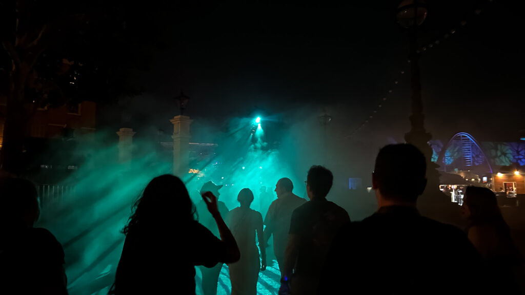Halloween Horror Nights 2025: Como foi viver a noite mais assustadora e divertida da Universal 4 Um guia dedicado ficou com o grupo durante todo o evento Ana AzevedoME Halloween Horror Nights 2025: Como foi viver a noite mais assustadora e divertida da Universal