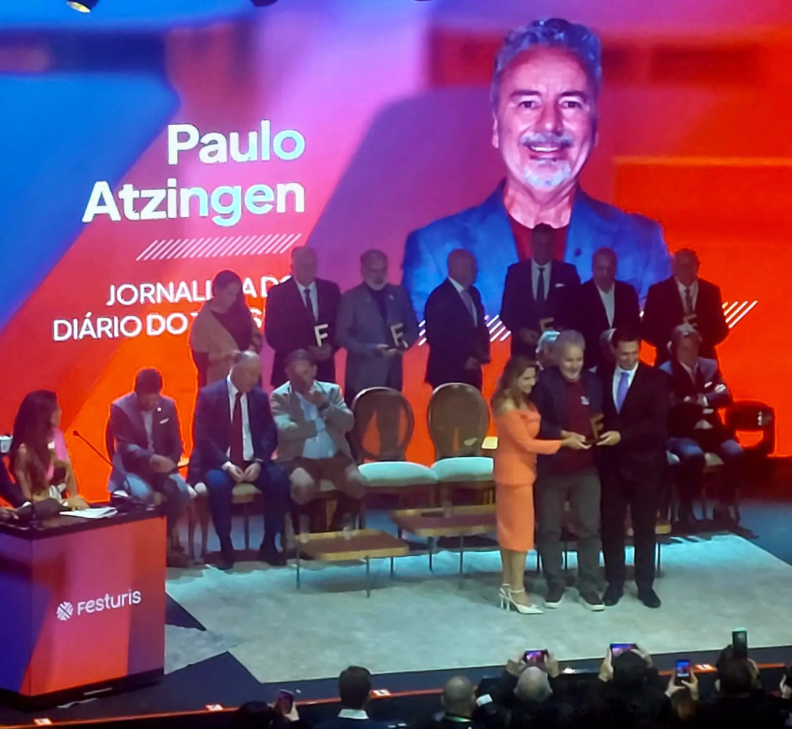 Homenageado com o título “Amigo do Festuris”, o jornalista Paulo Atzingen celebra mais de duas décadas dedicadas ao Turismo - Crédito: DT