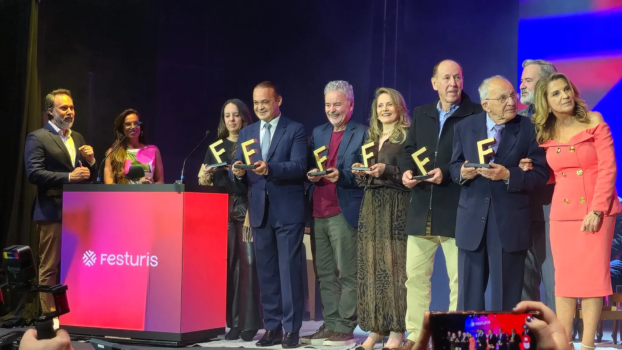 Com trajetória marcada por prêmios e livros, Atzingen recebeu a comenda no Palácio dos Festivais, em Gramado