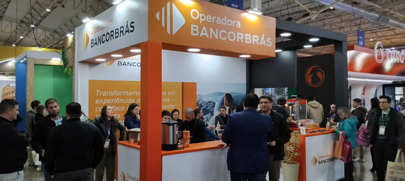 Movimentado e cheio de boas conversas: o estande da Bancorbrás Turismo foi ponto de encontro de agentes e parceiros durante o 37º Festuris, em Gramado. - Crédito: DT