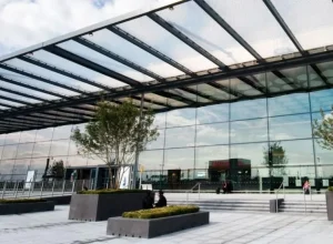 Fachada-no-terminal-4-do-aeroporto-de-Heathrow-em-Londres-Divulgacao.webp.webp.webp